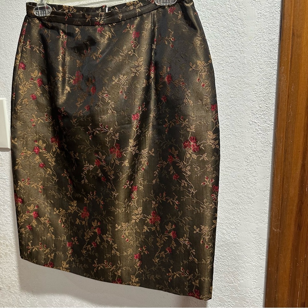Elegant Floral Patterned Pencil Skirt - Picture 4 of 4